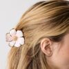 Grampo de cabelo com flor metálica