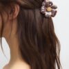 Grampo de cabelo com flor metálica