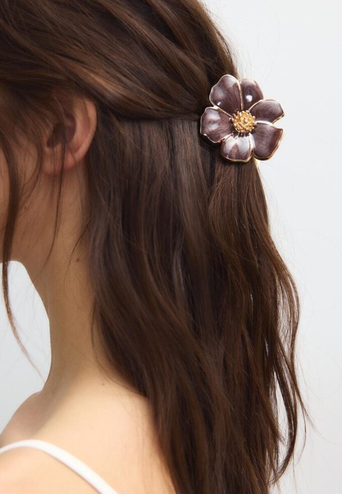 Grampo de cabelo com flor metálica