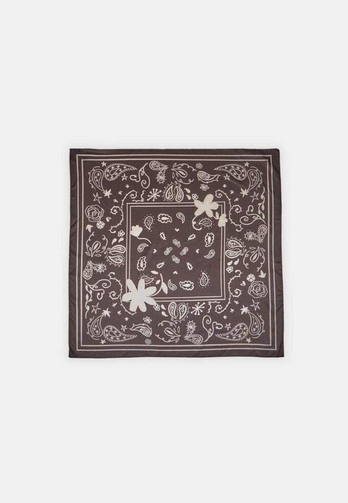 Lenço floral com padrão Paisley
