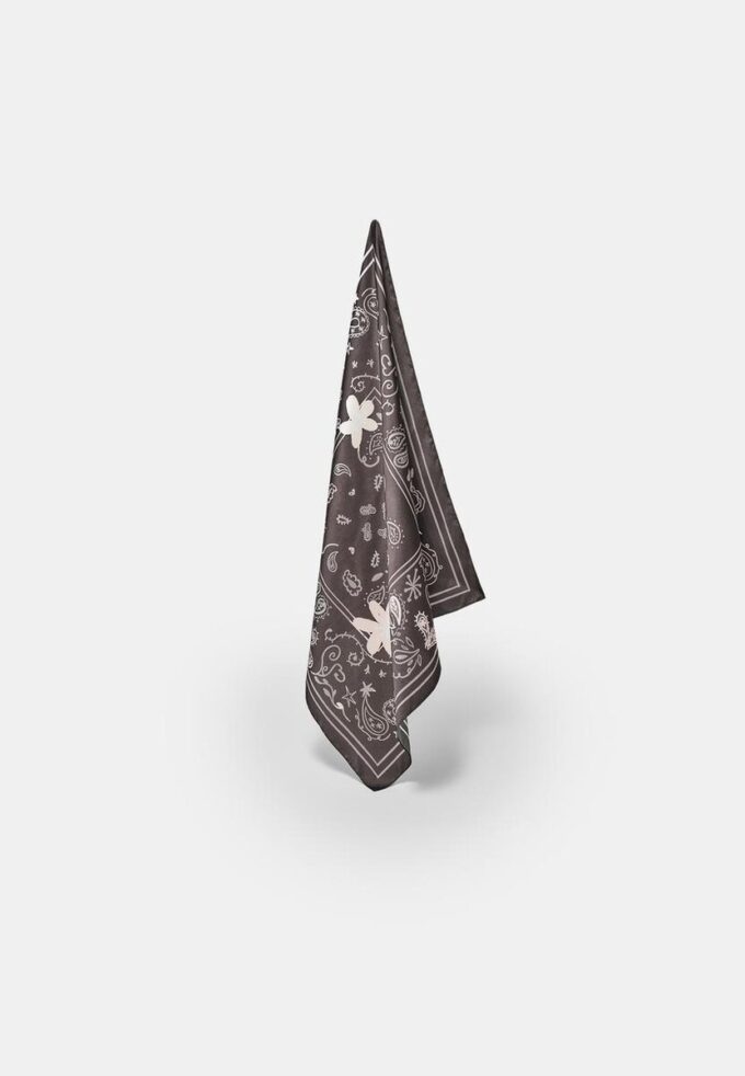 Lenço floral com padrão Paisley