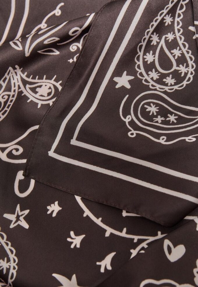 Lenço floral com padrão Paisley