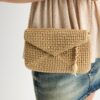 Mala a tiracolo tipo envelope com efeito de ráfia Mala a tiracolo tipo envelope com efeito de ráfia