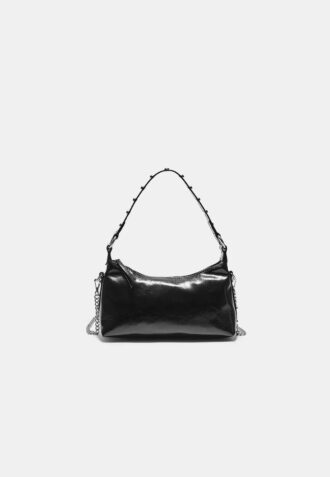 Mala de ombro em forma de meia-lua com tachas