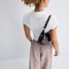 Mala de ombro em forma de meia-lua com tachas