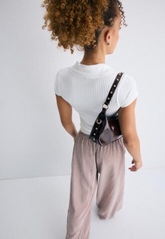 Mala de ombro em forma de meia-lua com tachas