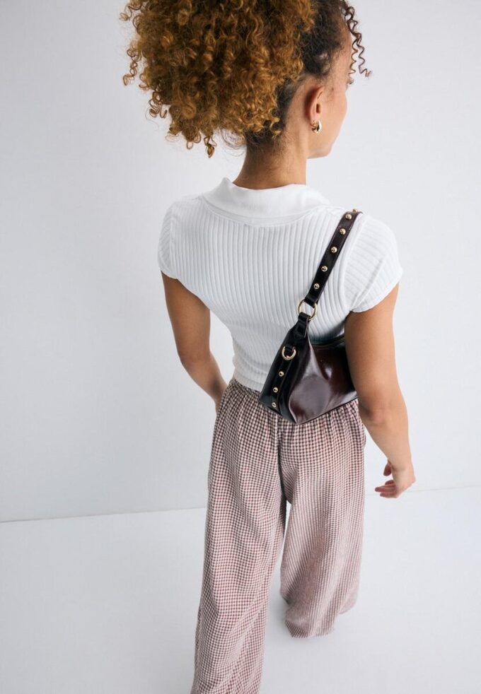 Mala de ombro em forma de meia-lua com tachas