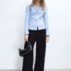 Mala de ombro em forma de meia-lua com tachas
