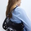 Mala de ombro em forma de meia-lua com tachas