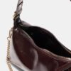 Mala de ombro em forma de meia-lua com tachas