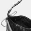 Mala de ombro em forma de meia-lua com tachas