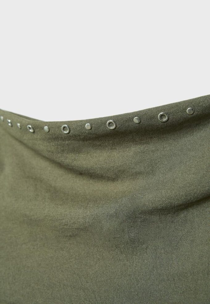 Mini-vestido assimétrico com tachas
