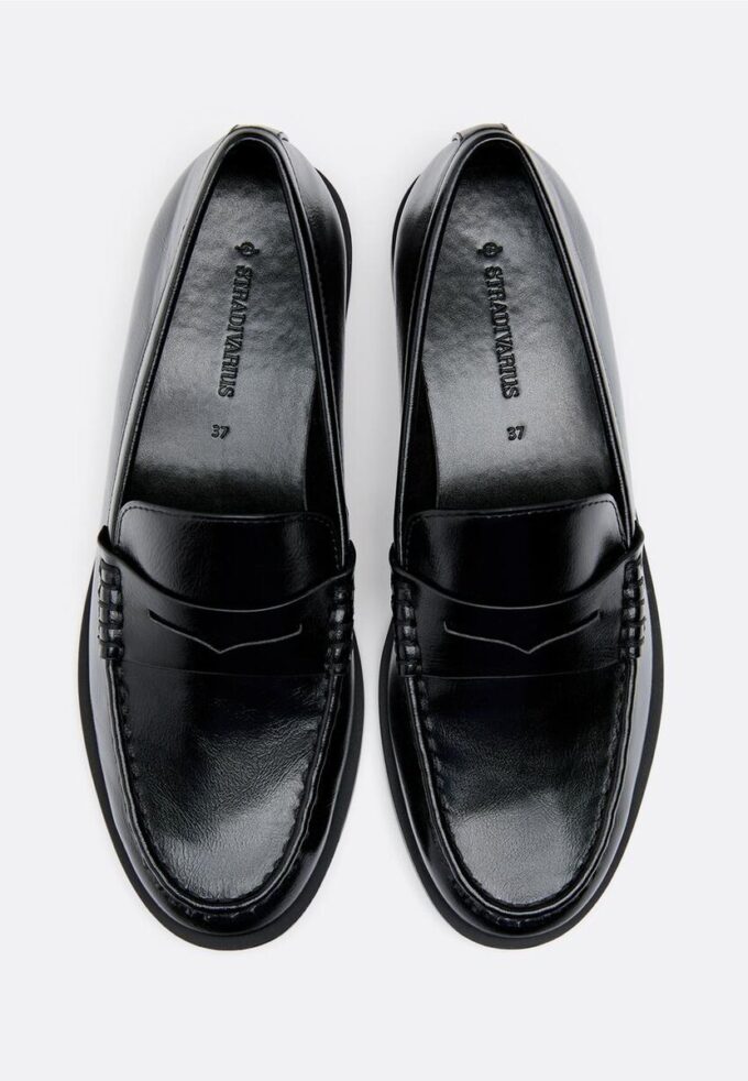 Mocassins com efeito de pele preta