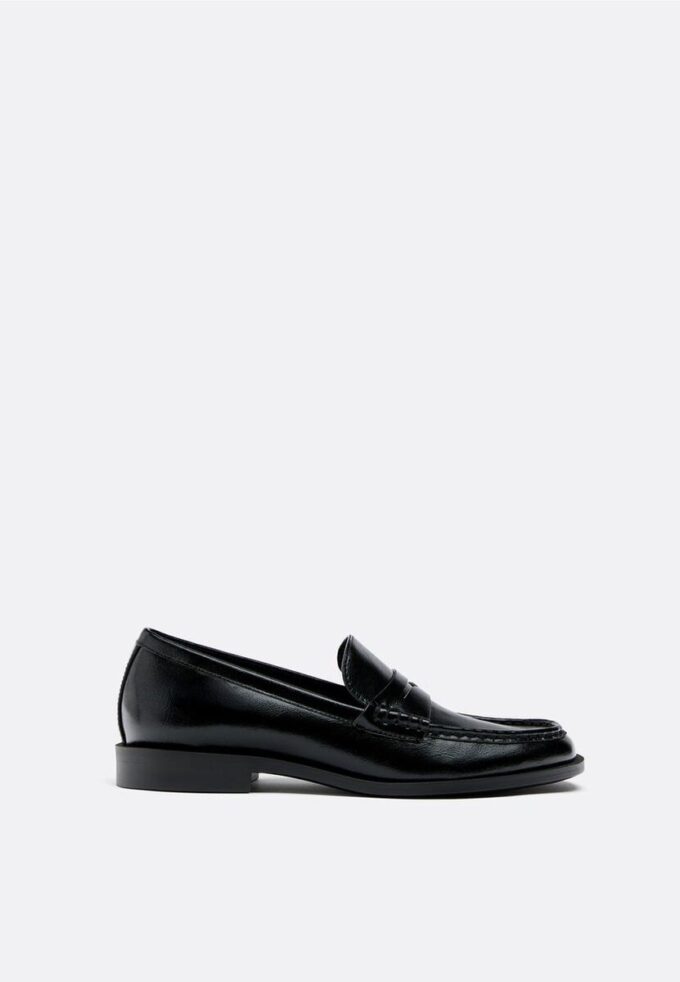 Mocassins com efeito de pele preta