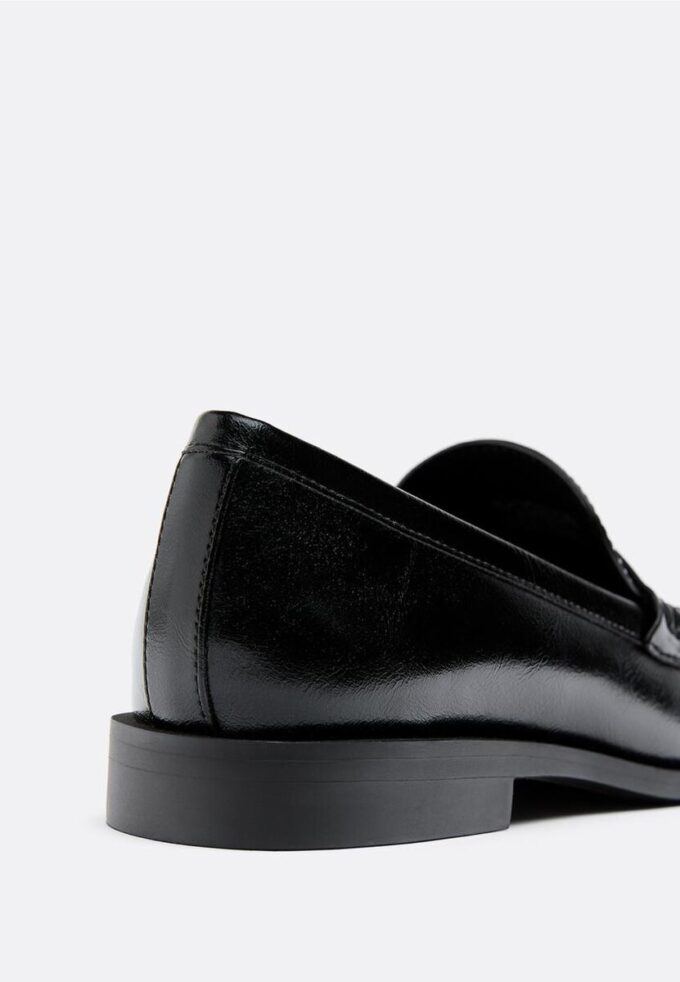 Mocassins com efeito de pele preta