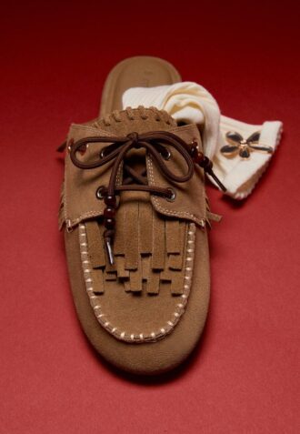 mocassins de pele sem calcanhar com pingentes 1 330x477 - Mocassins de pele sem calcanhar com pingentes