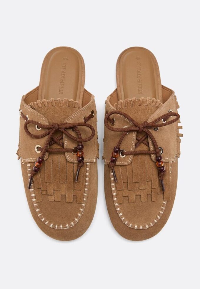 Mocassins de pele sem calcanhar com pingentes