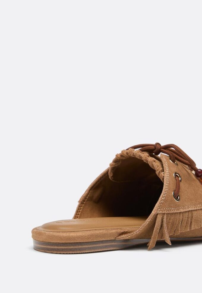 Mocassins de pele sem calcanhar com pingentes