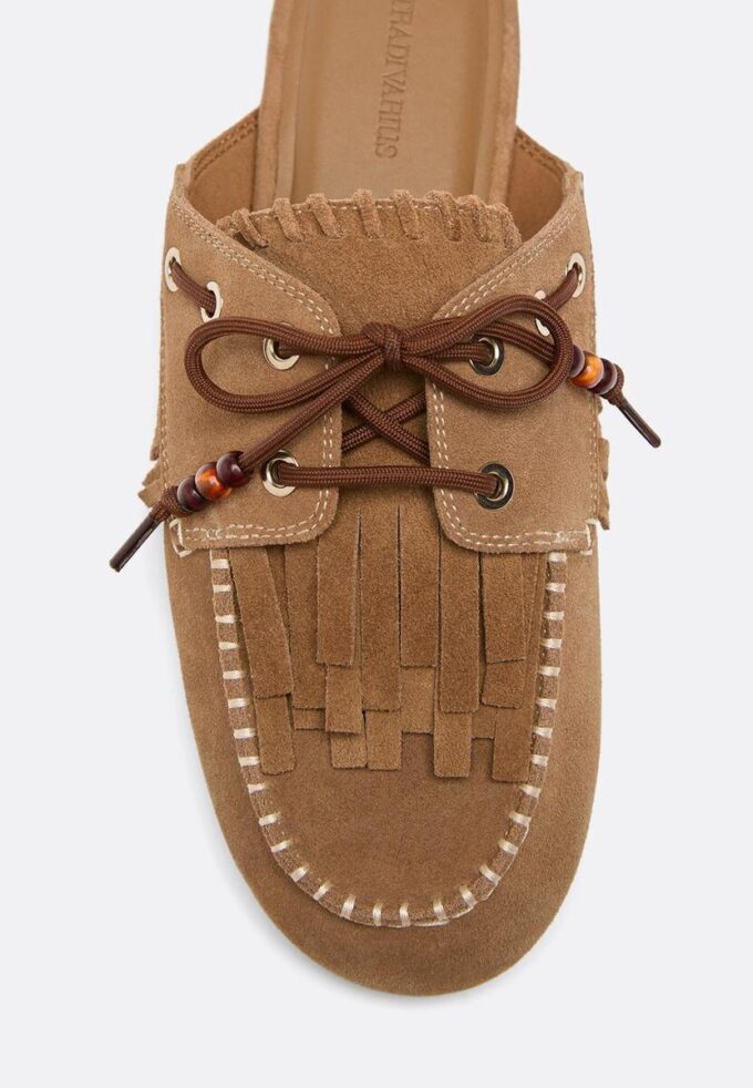 Mocassins de pele sem calcanhar com pingentes
