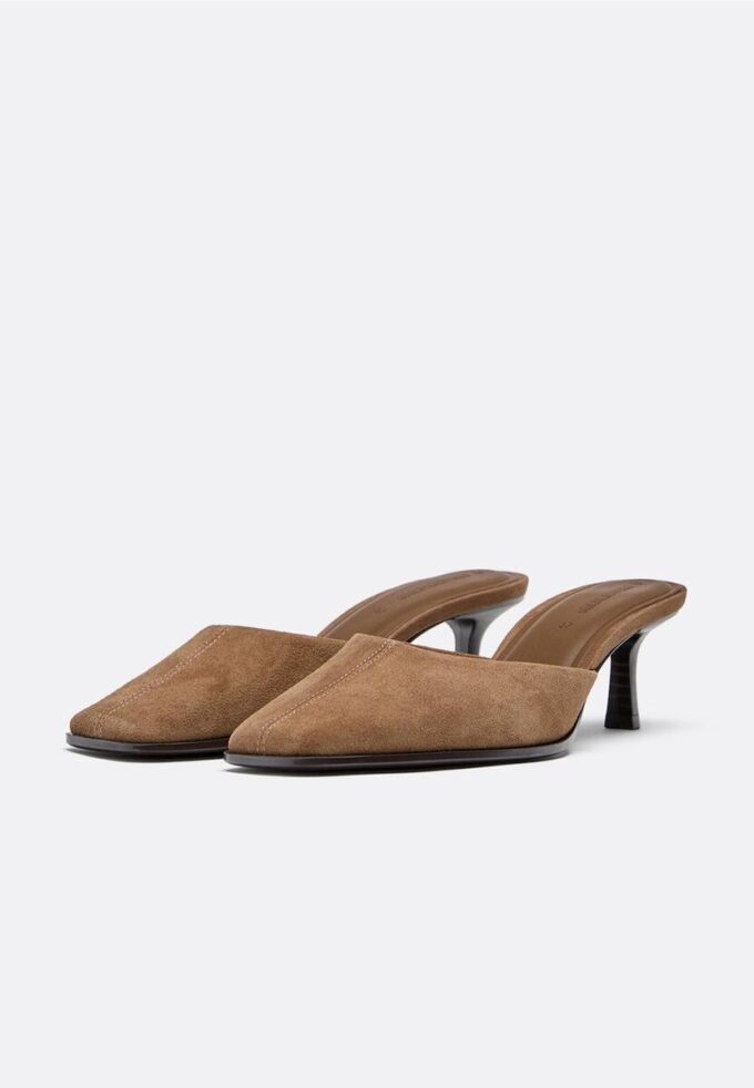 Mules de salto baixo em pele