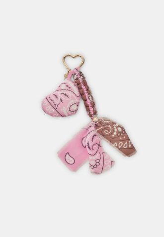 Porta-chaves com pendente em forma de coração e bandana