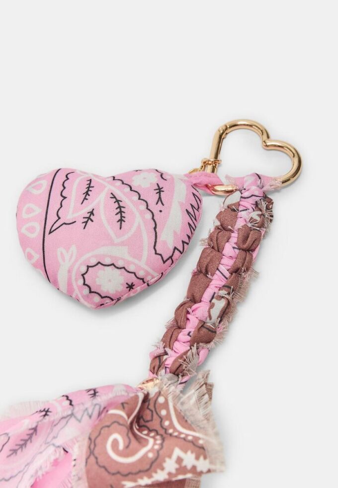 Porta-chaves com pendente em forma de coração e bandana