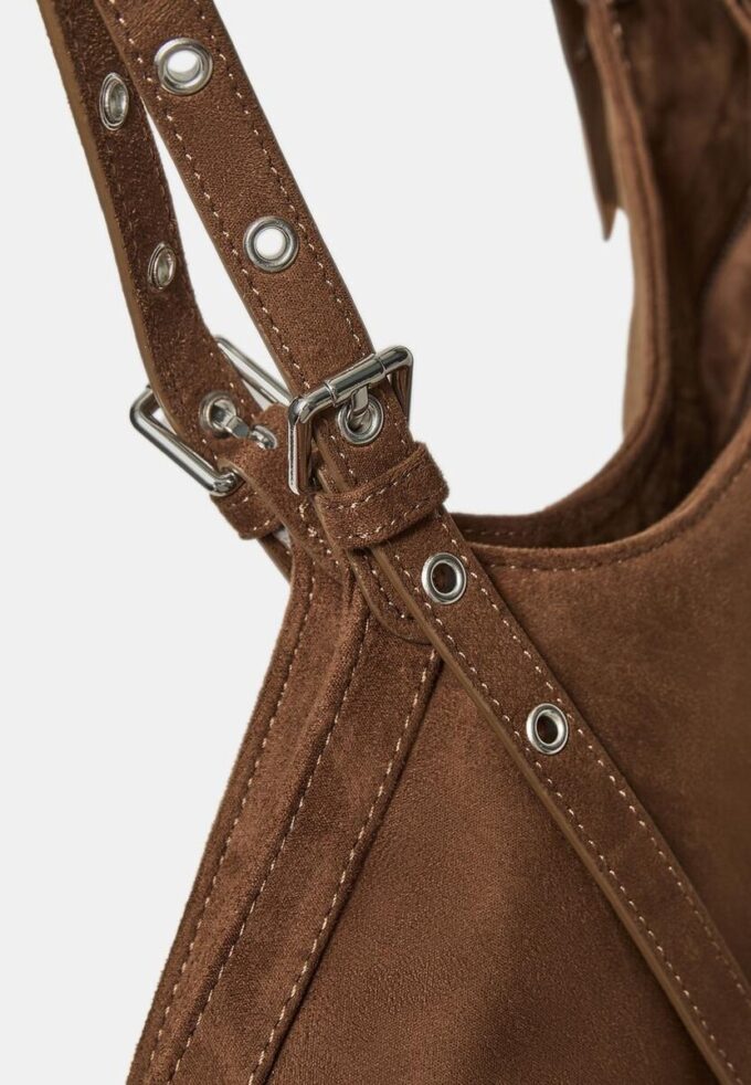 Saco de compras com detalhe de mini fivela