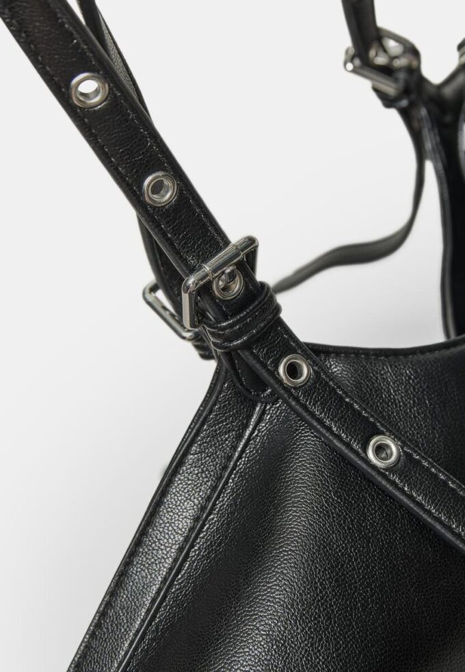 Saco Tote com Detalhe de Mini Fivela