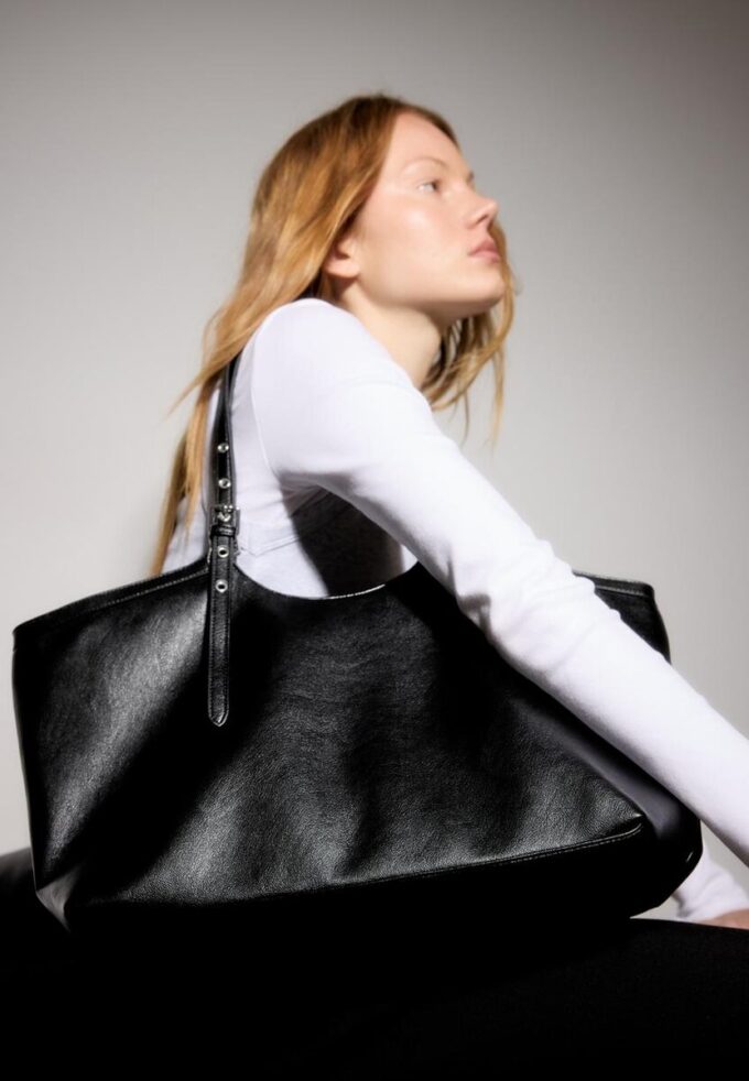 Saco Tote com Detalhe de Mini Fivela