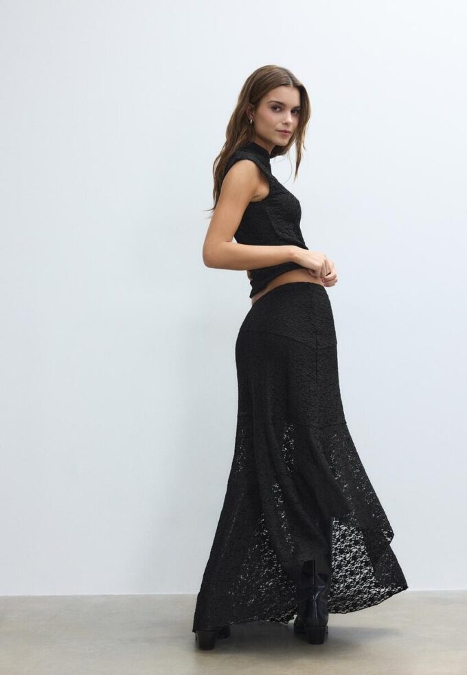 Saia midi assimétrica em renda Saia midi assimétrica em renda