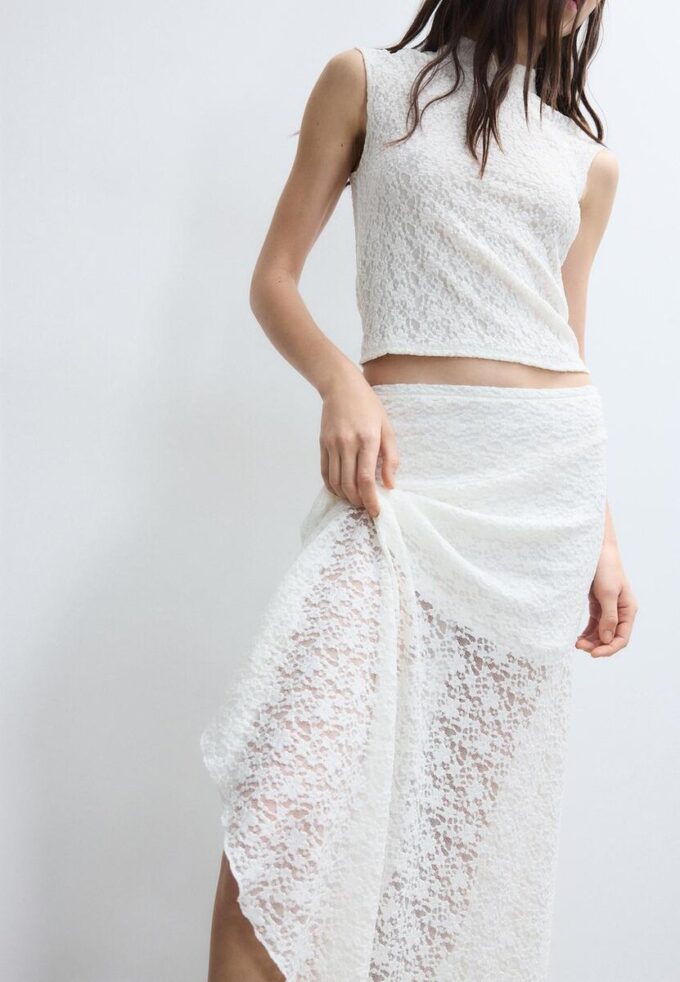 Saia midi assimétrica em renda Saia midi assimétrica em renda