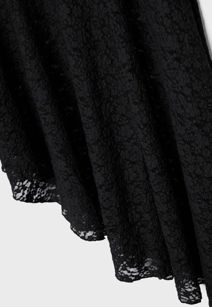 Saia midi assimétrica em renda Saia midi assimétrica em renda