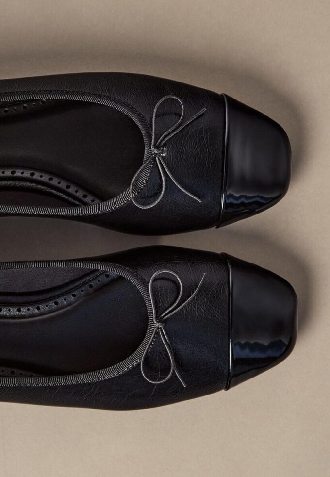 Sapatilhas com efeito de pele e detalhe de laço