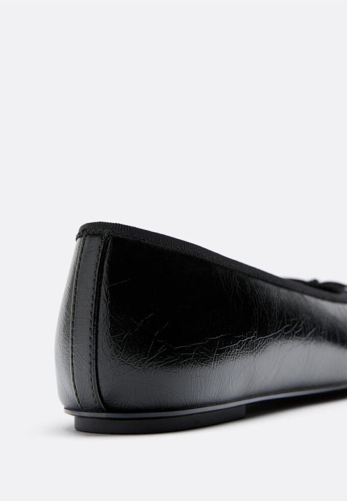 Sapatilhas com efeito de pele e detalhe de laço