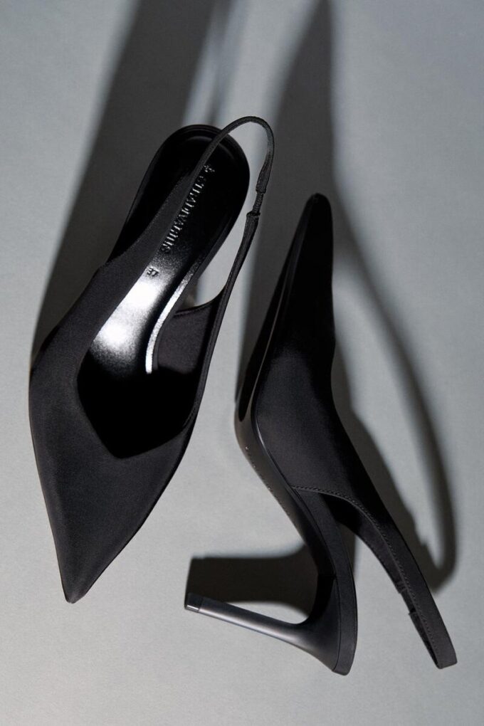 Sapatos básicos com tiras atrás