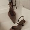 Sapatos de pele com salto baixo