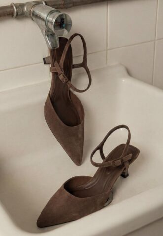 Sapatos de pele com salto baixo