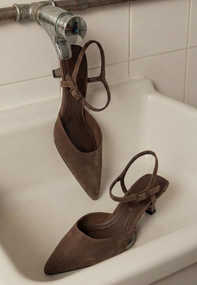 Sapatos de pele com salto baixo