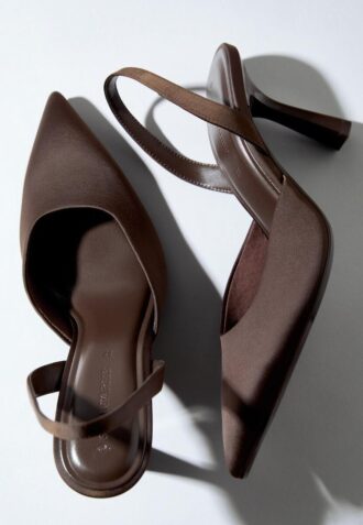 Sapatos de salto agulha com efeito acetinado
