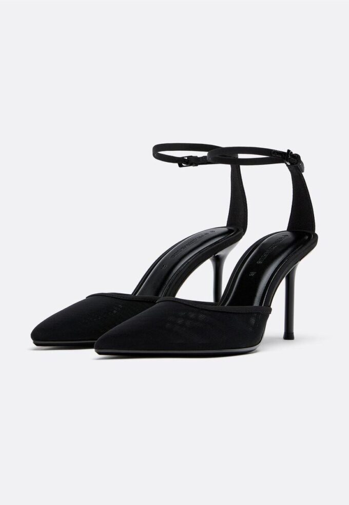 Sapatos de salto alto em malha