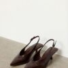 Sapatos de salto baixo com decote em V Sapatos de salto baixo com decote em V