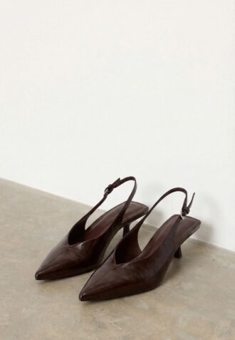 Sapatos de salto baixo com decote em V
