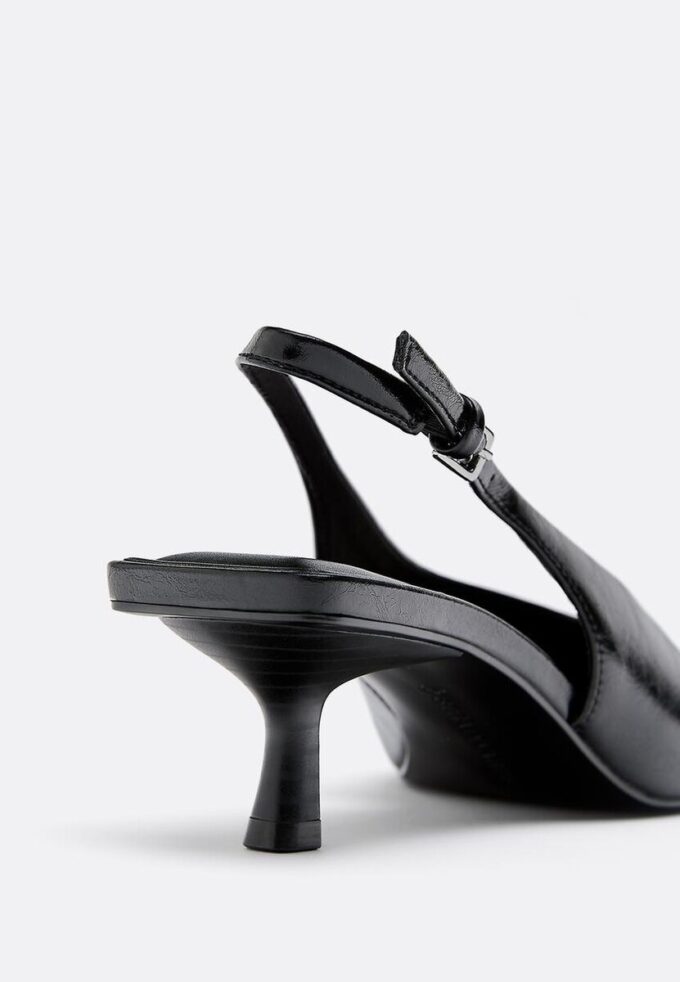 Sapatos de salto baixo com decote em V Sapatos de salto baixo com decote em V