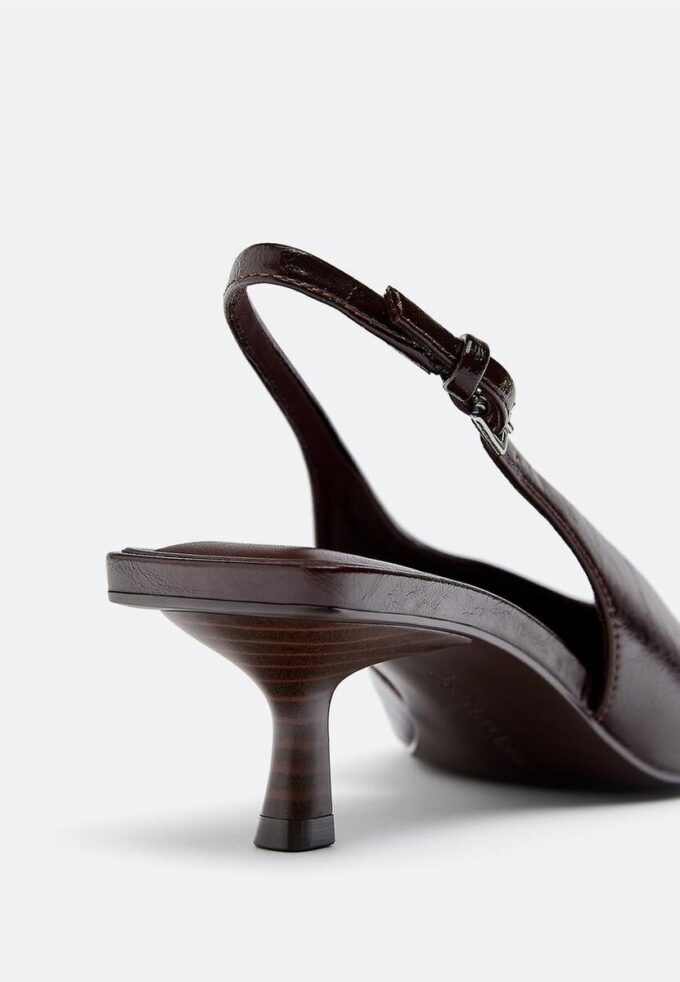 Sapatos de salto baixo com decote em V Sapatos de salto baixo com decote em V