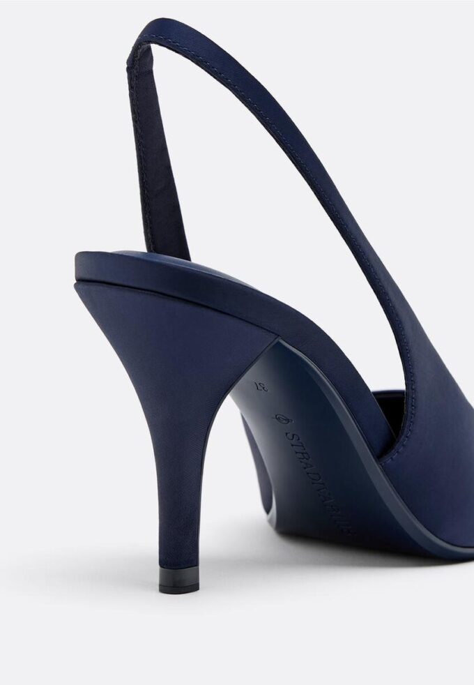 Sapatos de salto com efeito acetinado