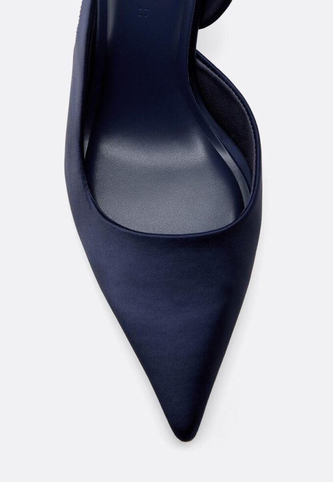 Sapatos de salto com efeito acetinado