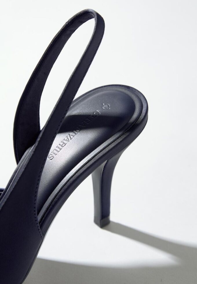 Sapatos de salto com efeito acetinado