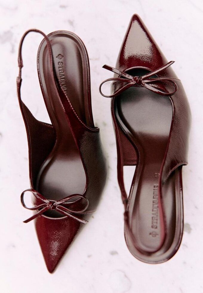 Sapatos de salto com laço