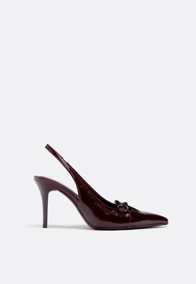 Sapatos de salto com laço