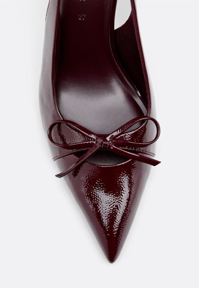 Sapatos de salto com laço